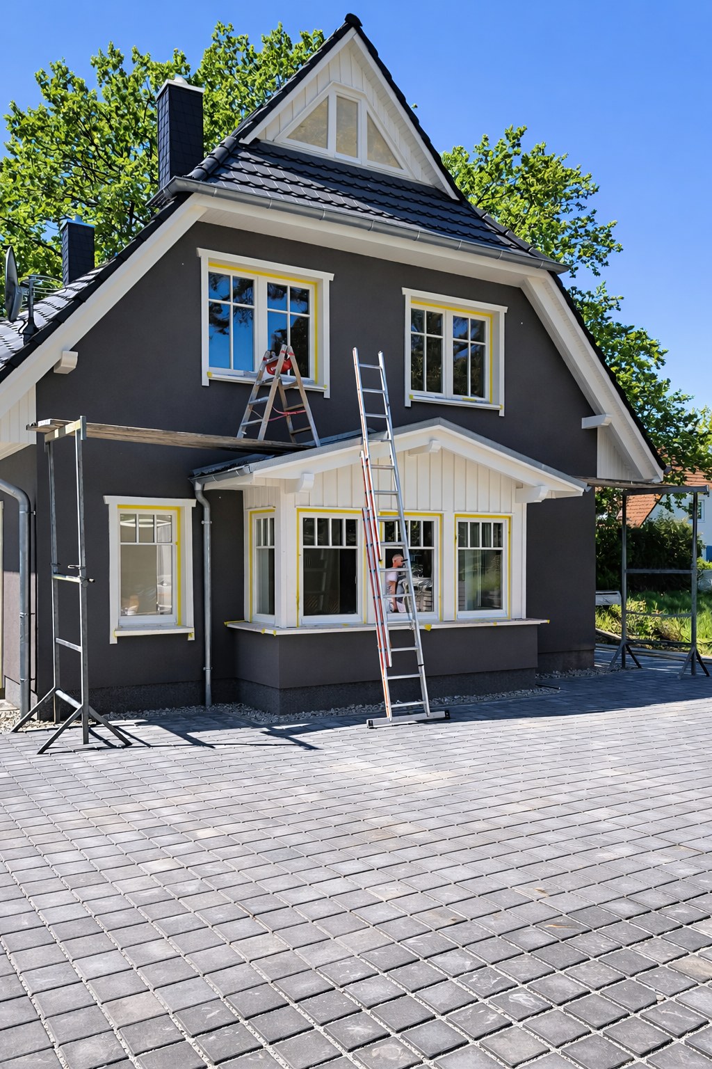 Frisch gestrichene Fassade mit Leiter