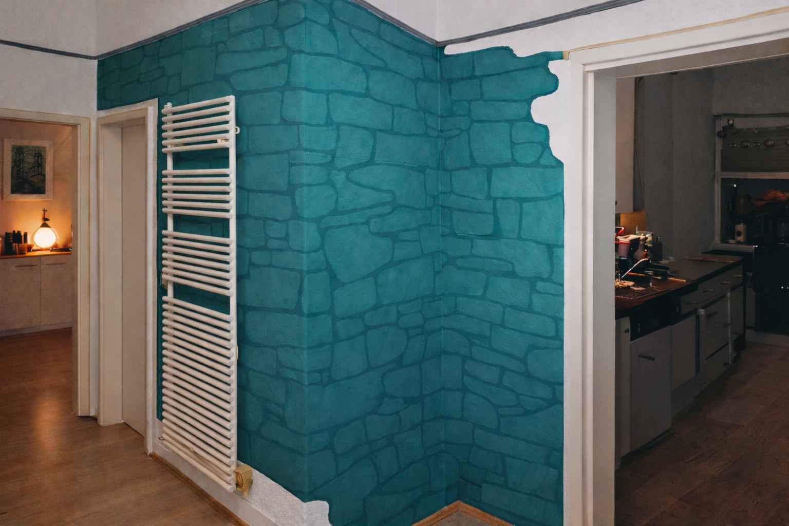 Kreativ gestaltete Wand in Türkis